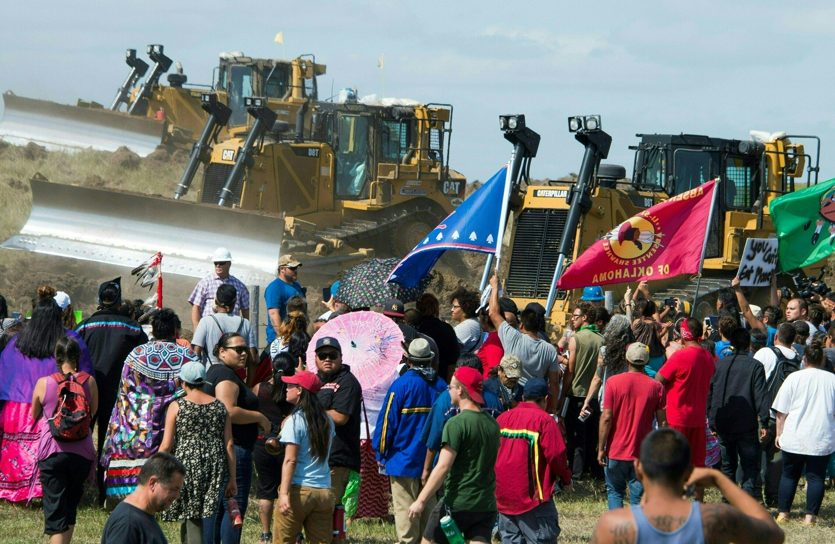 Members of the Standing Rock Sioux Tribe and their supporters opposed to the Dakota Access Pipeline (DAPL) confront bulldozers working on the new oil pipeline in an effort to make them stop, September 3, 2016, near Cannon Ball, North Dakota. / AFP / Robyn