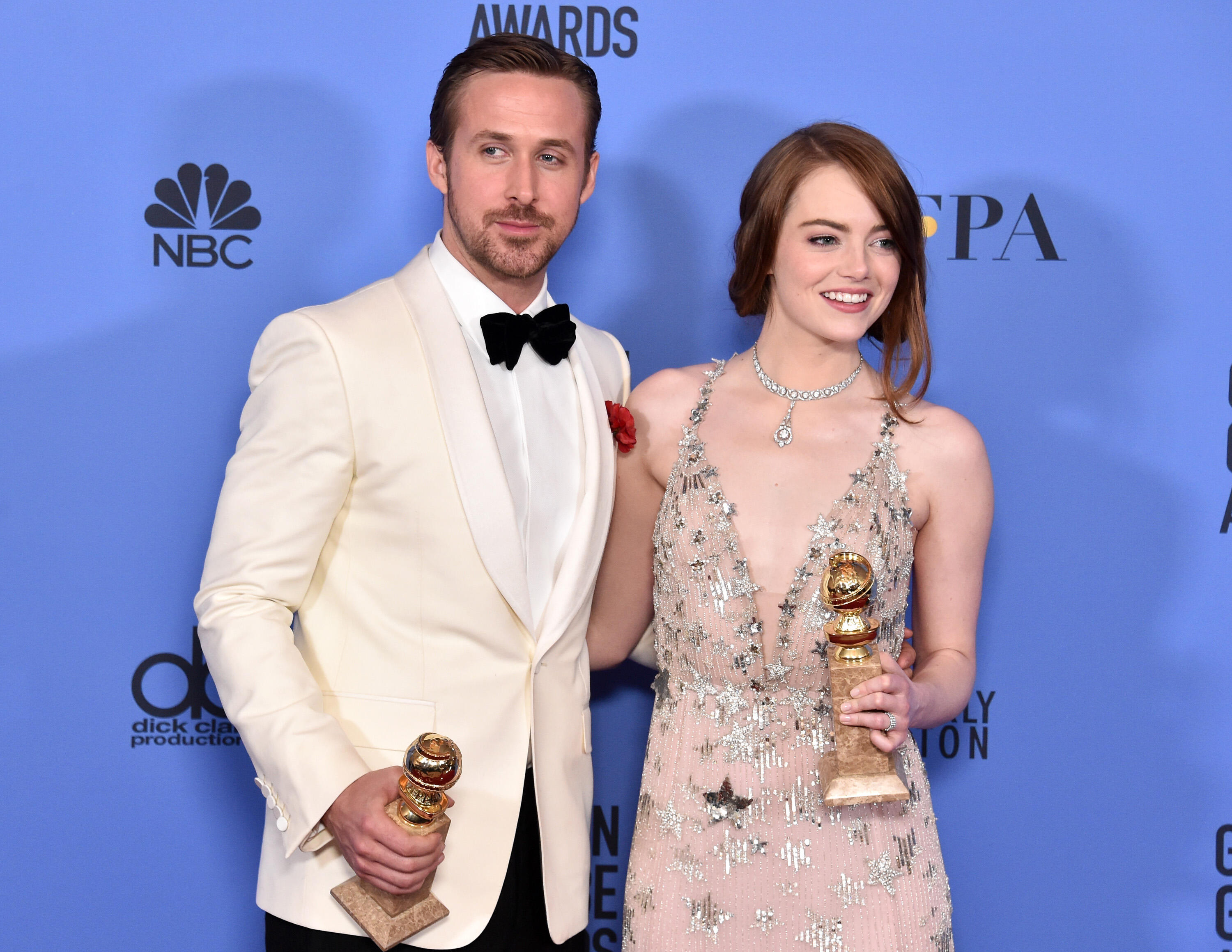 BEVERLY HILLS, CA - JANUARY 08:  Actor Ryan Gosling (L) and actress Emma Stone pose in the press room during the 74th Annual Golden Globe Awards at The Beverly Hilton Hotel on January 8, 2017 in Beverly Hills, California.  (Photo by Alberto E. Rodriguez/G