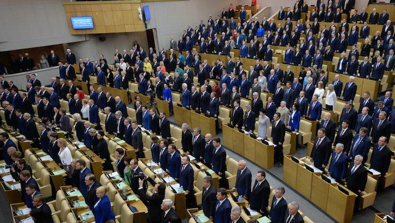 Lawmakers listen to the national anthem during the opening session of the newly elected State Duma, Russia's lower house of parliament, in Moscow on October 5, 2016.  / AFP / Natalia KOLESNIKOVA        (Photo credit should read NATALIA KOLESNIKOVA/AFP/Get