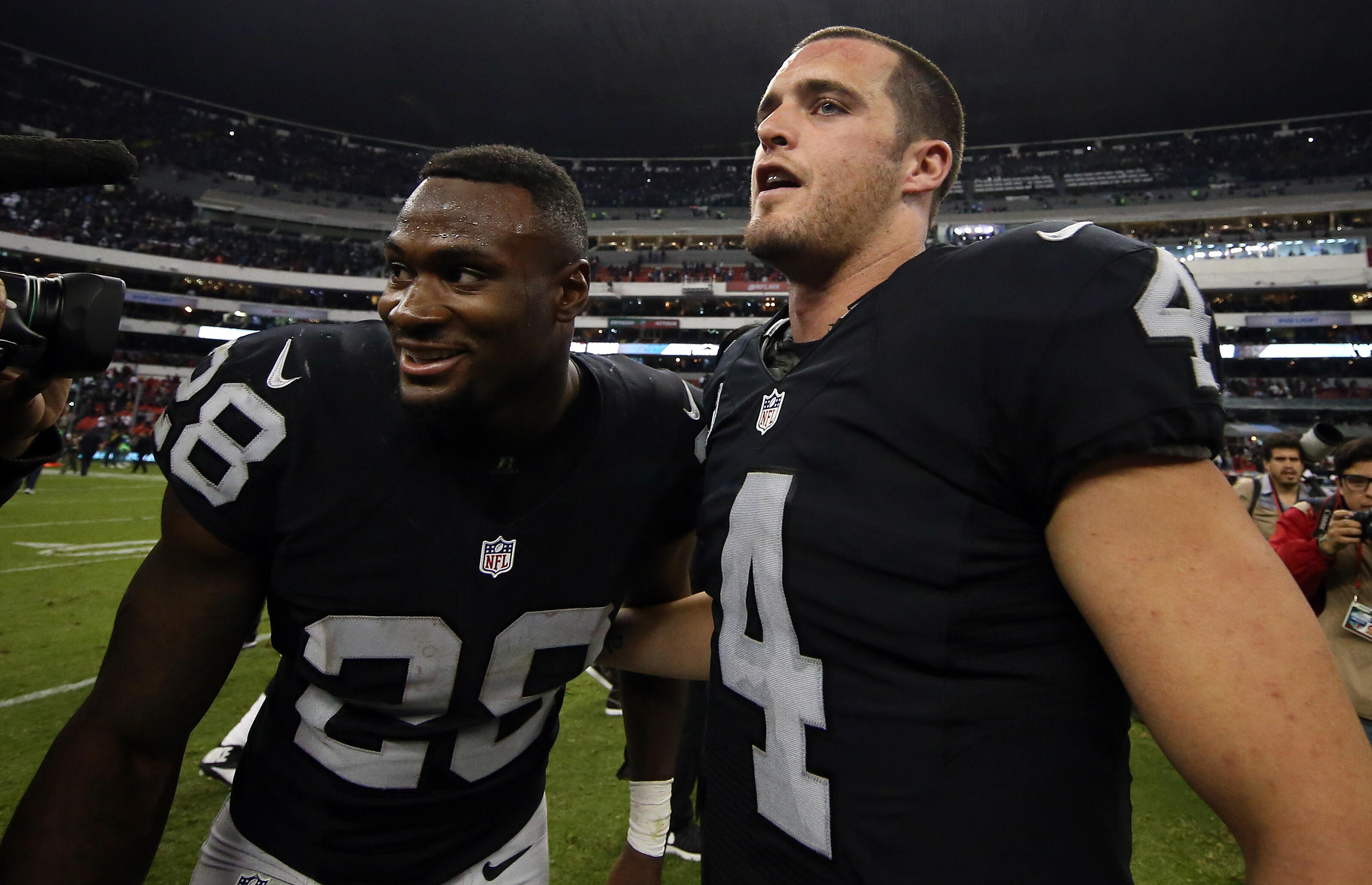 MEXICO CITY, MEXICO - NOVEMBER 21:   Latavius Murray #28 and Derek Carr #4 of the Oakland Raiders celebrate after defeating the Houston Texans at Estadio Azteca on November 21, 2016 in Mexico City, Mexico.  (Photo by Buda Mendes/Getty Images)