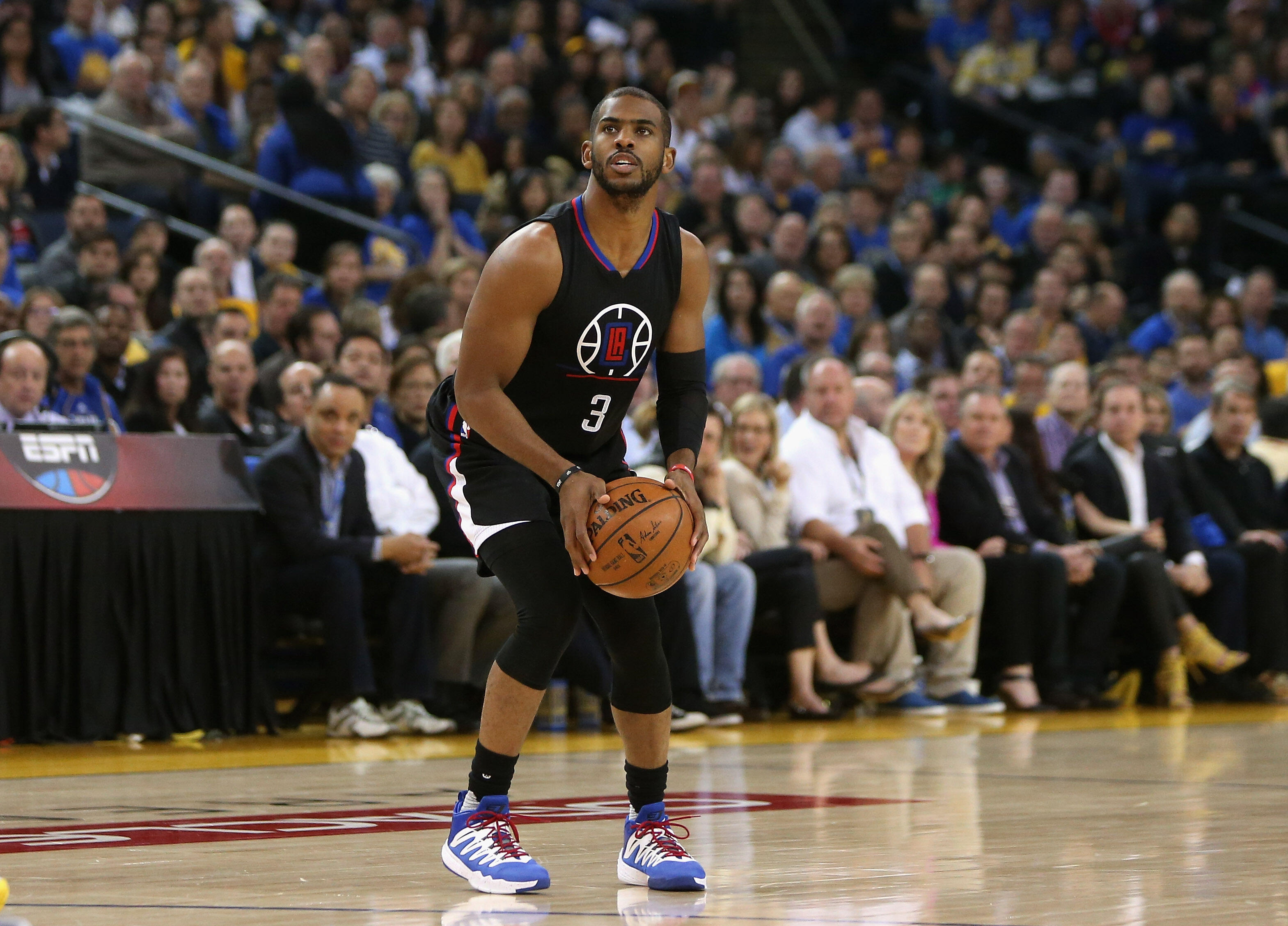 OAKLAND, CA - MARCH 23:  Chris Paul #3 of the Los Angeles Clippers in action against the Golden State Warriors at ORACLE Arena on March 23, 2016 in Oakland, California.  NOTE TO USER: User expressly acknowledges and agrees that, by downloading and or usin