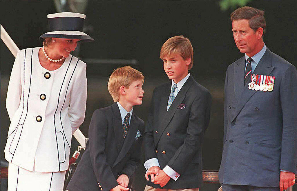 London, UNITED KINGDOM: (FILES) Princess Diana (L), Prince Harry, (2nd L) Prince William (2nd R) and Prince Charles (R) gather for the commemorations of VJ Day, 19 August 1995 in London.  Prince William turned 25 Thursday 21 June 2007, and in doing so bec