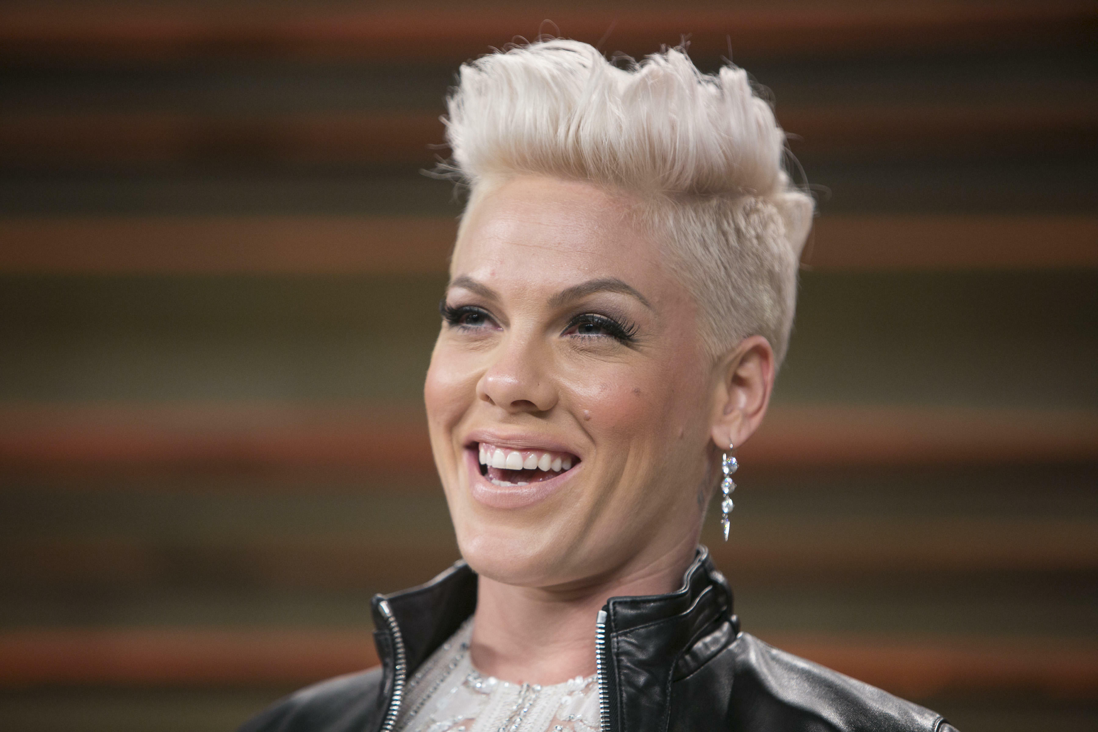 P!nk arrives to the 2014 Vanity Fair Oscar Party on March 2, 2014 in West Hollywood, California. AFP PHOTO/ADRIAN SANCHEZ-GONZALEZ        (Photo credit should read ADRIAN SANCHEZ-GONZALEZ/AFP/Getty Images)