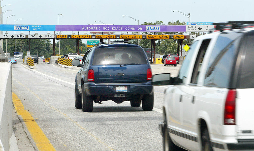 DES PLAINES, IL - AUGUST 27: Traffic is seen pulling up to an Illinois Tollway toll collection area August 27, 2004 in Des Plaines, Illinois. Illinois Governor Rod R. Blagojevich has unveiled a plan for the future of the Illinois Tollway. The 10-year, $5.