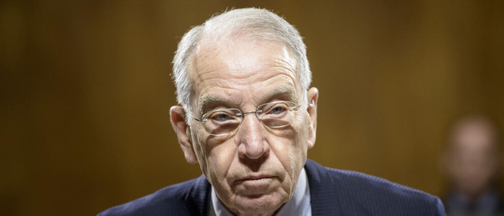 New committee chairman Senator Chuck Grassley (R-IA) takes his seat for a meeting of the Senate Judiciary Committee on Capitol Hill January 22, 2015 in Washington, DC. AFP PHOTO/BRENDAN SMIALOWSKI        (Photo credit should read BRENDAN SMIALOWSKI/AFP/Ge