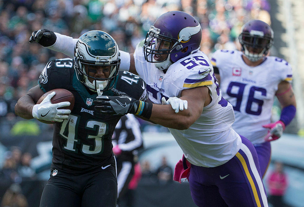 PHILADELPHIA, PA - OCTOBER 23: Darren Sproles #43 of the Philadelphia Eagles runs with the ball against Anthony Barr #55 of the Minnesota Vikings in the third quarter at Lincoln Financial Field on October 23, 2016 in Philadelphia, Pennsylvania. The Eagles defeated the Vikings 21-10. (Photo by Mitchell Leff/Getty Images)