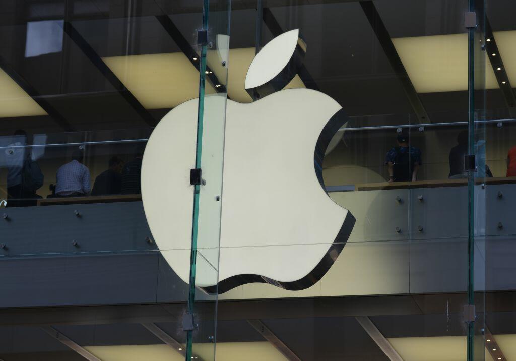 The Apple logo is displayed at a store in the central business district of Sydney on April 6, 2017. Apple was on April 6 taken to court by Australia's consumer watchdog for violating laws by allegedly refusing to look at or repair some iPads and iPhones previously serviced by a third party. / AFP PHOTO / PETER PARKS        (Photo credit should read PETER PARKS/AFP/Getty Images)