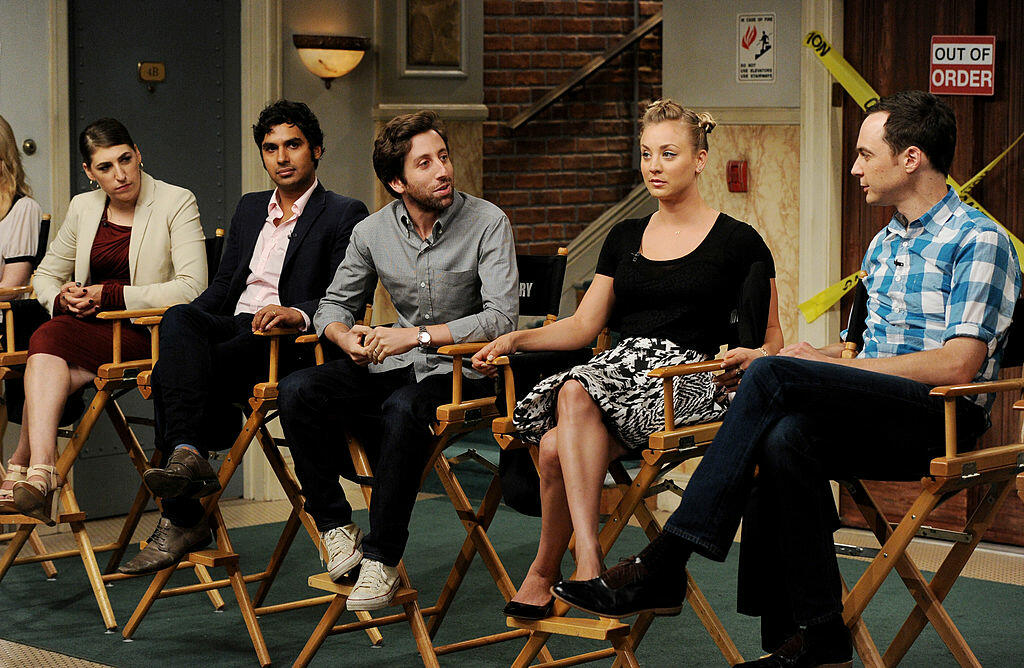 BURBANK, CA - AUGUST 15:  (L-R) Actors Mayim Bialik, Kunal Nayyar, Simon Helberg, Kaley Cuoco and Jim Parsons appear on the set of 