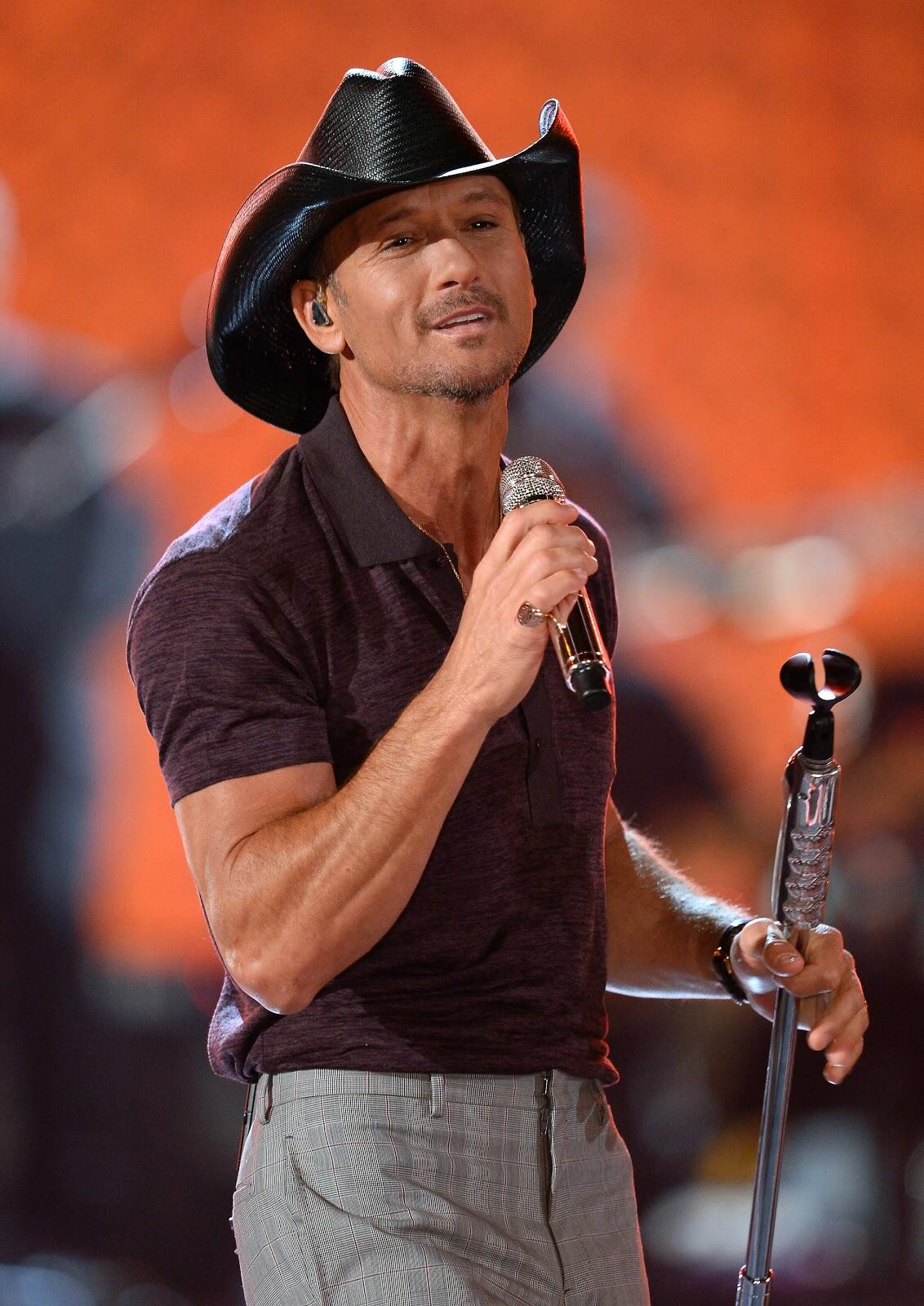 Tim Mcgraw Shows Off His Abs In Fishing Photos Chris Rosie