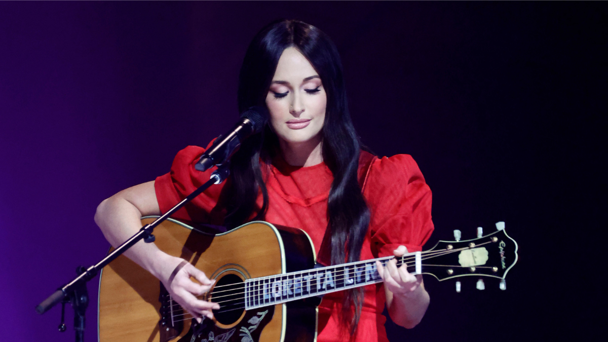 Kacey Musgraves Plays Loretta Lynn S Guitar In Beautiful Tribute Iheart