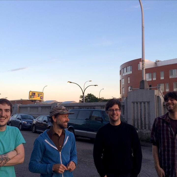 Avec le soleil sortant de sa bouche