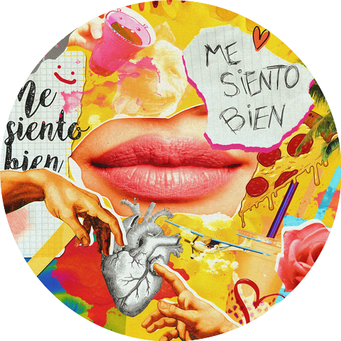 un hombre cantando