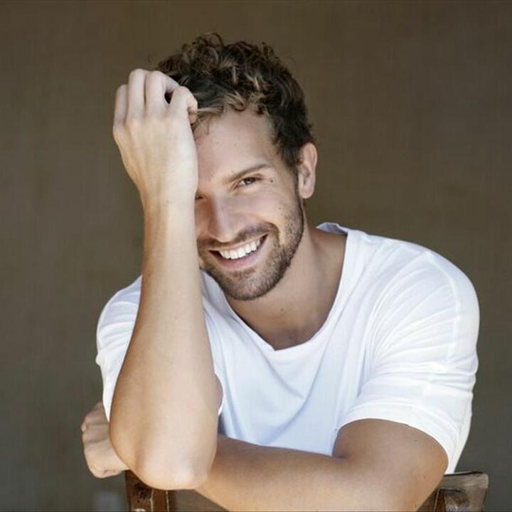 Spanish Singer Pablo Alboran Heats Up the Cover of 'Para Todos': Photo  3997390, Magazine, Pablo Alboran Photos