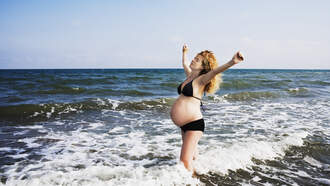 Woman Gives "Free Birth" to Child in Ocean and Goes Viral