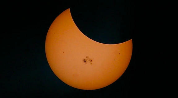 Partial Solar Eclipse With Sunspot Ar 2192 Coast To Coast Am 7052