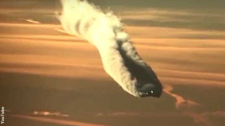 Video: Boeing Jet Spawns Monstrous Vapor Trail
