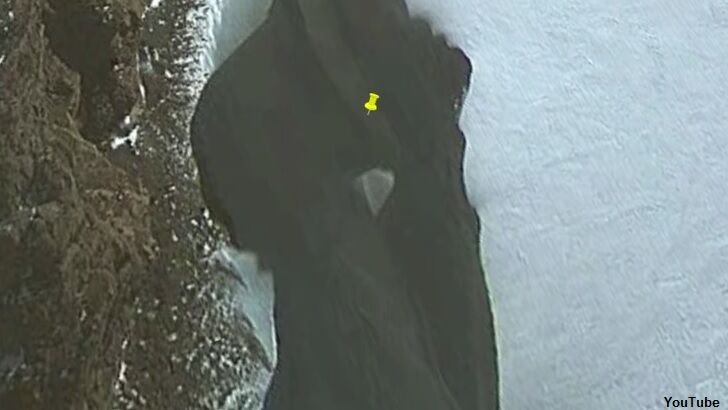 Anomaly Hunter Spots Craft Flying over Antarctica on Google Earth?