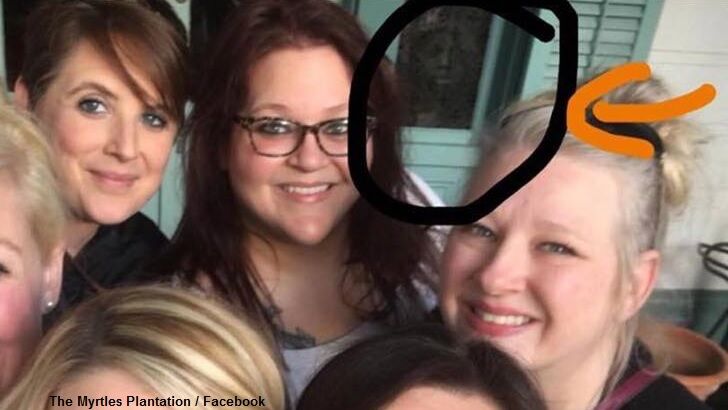 Ghost Appears in Selfie at Haunted Plantation?