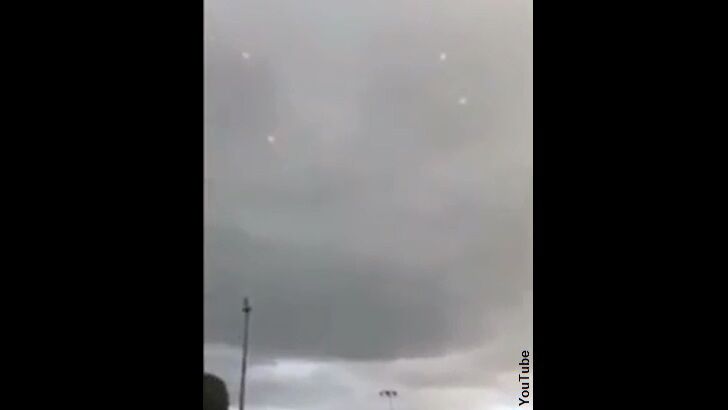 Cluster of UFOs Filmed at Mexican Border?