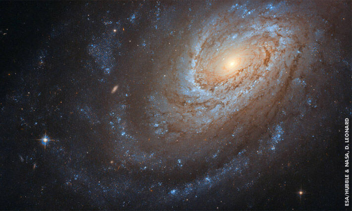 Photo: Hubble Captures 'Cannibal' Galaxy