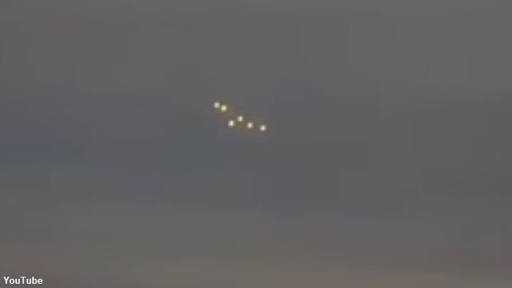 'UFO' Cluster Filmed in Ukraine