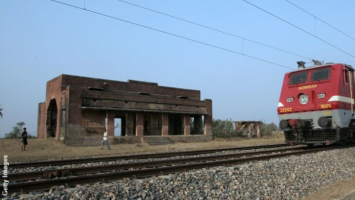 'Reverse Ghost Hunt' Held at Infamous Indian Railway Station