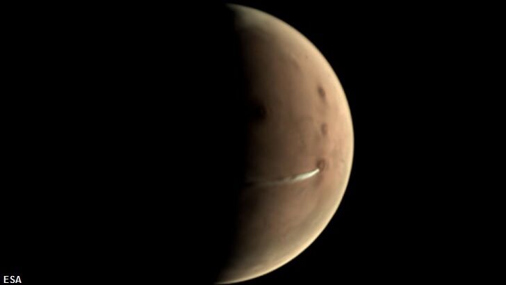 Peculiar Cloud Spotted on Mars