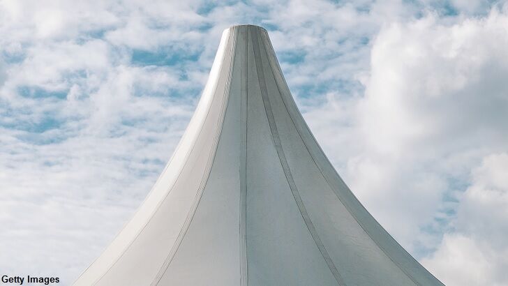 Hunters  in New Mexico Encounter Eerie Hooded Beings & Vanishing ‘Circus Tent’
