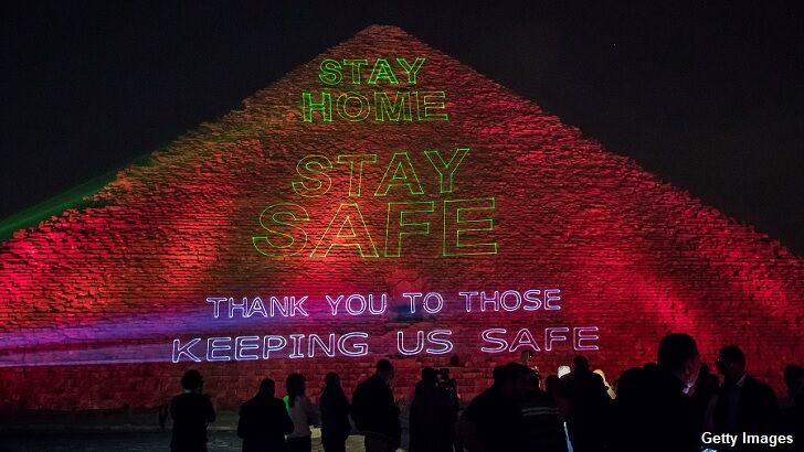 Video: Egypt Illuminates Great Pyramid with Messages of Solidarity