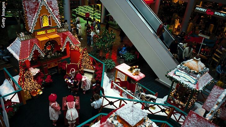 Video: Angry Mall Elf Maces Family