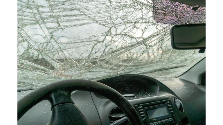 BROKEN CAR AFTER THE ACCIDENT, BROKEN GLASS. VIEW FROM THE SALON. INSIDE.