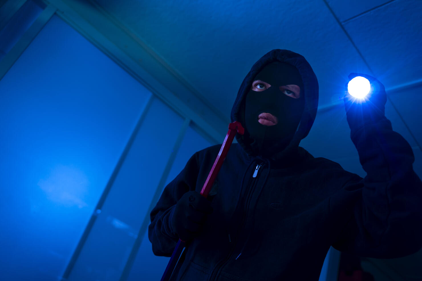 Robber breaks house