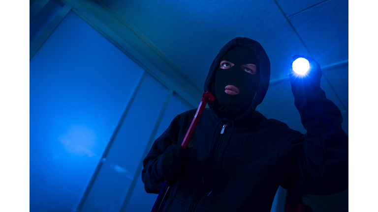 Robber breaks house