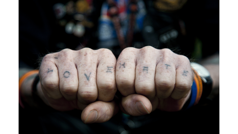 Man with Love & Hate tattooed on his knuckles