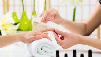 Guy Tries To Rob Nail Salon; No One Acknowledges Him [VIDEO]