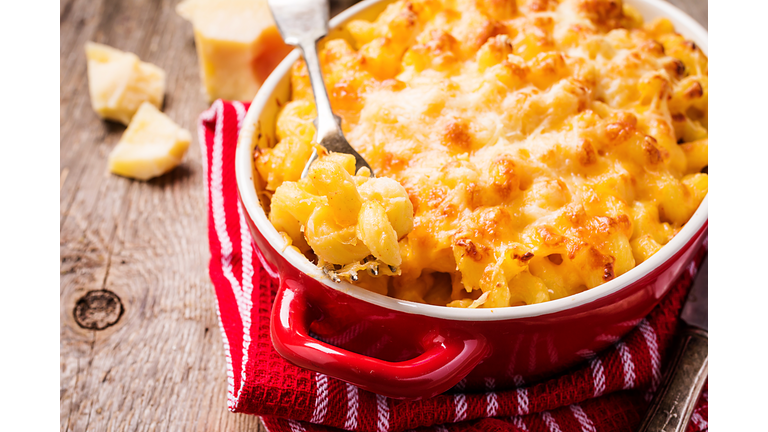 Mac and cheese, american style pasta