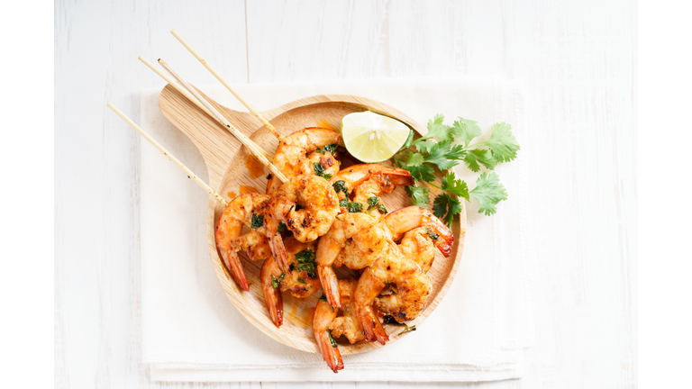 grilled shrimp kababs with sriracha and lime