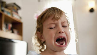 Grocery Store Worker Calms Down Crying Toddler By Having Her Scan Items! 