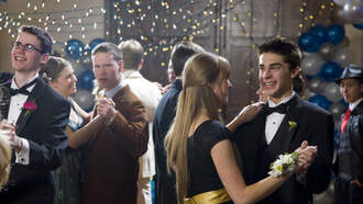 Joven lleva a su bisabuela a su baile graudacion.
