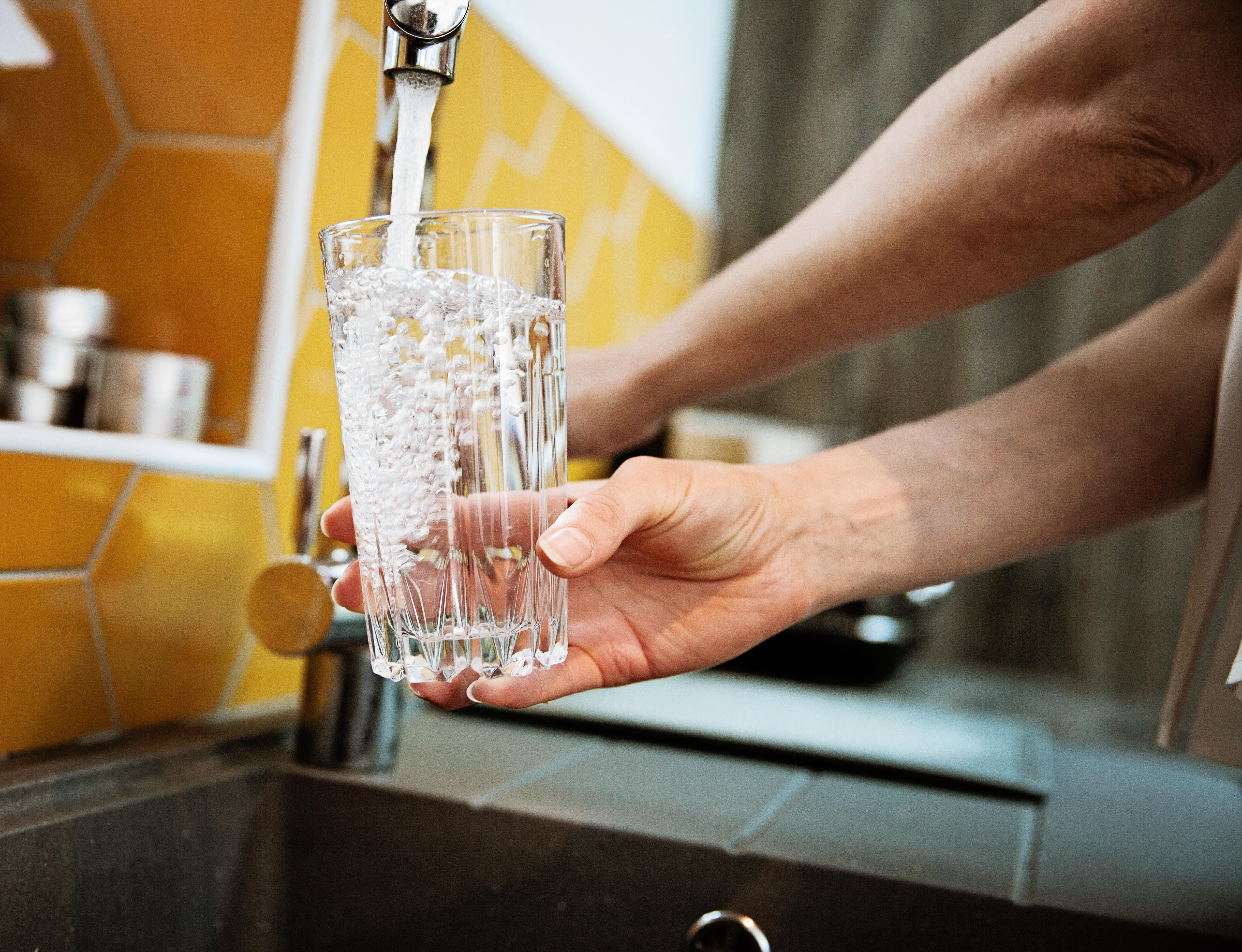 Пить фильтрованную воду. Способы очистки водопроводной воды. Грязная питьевая вода. Вода очищенная. Как очищают водопроводную воду.