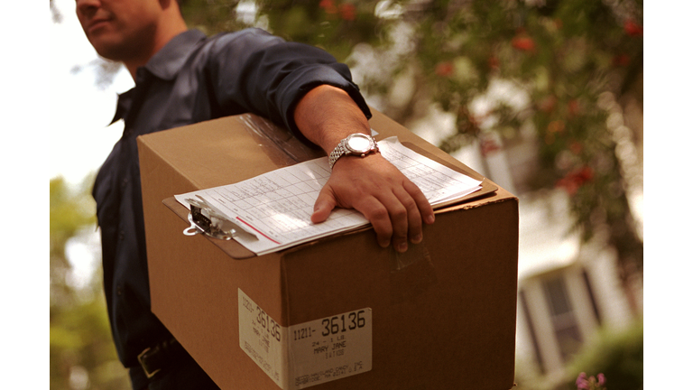 DELIVERYMAN CARRYING BOX