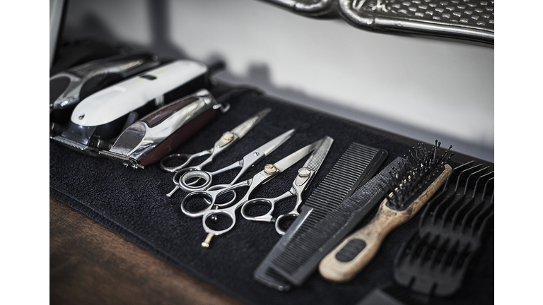 Arrangement of hairdressing tools