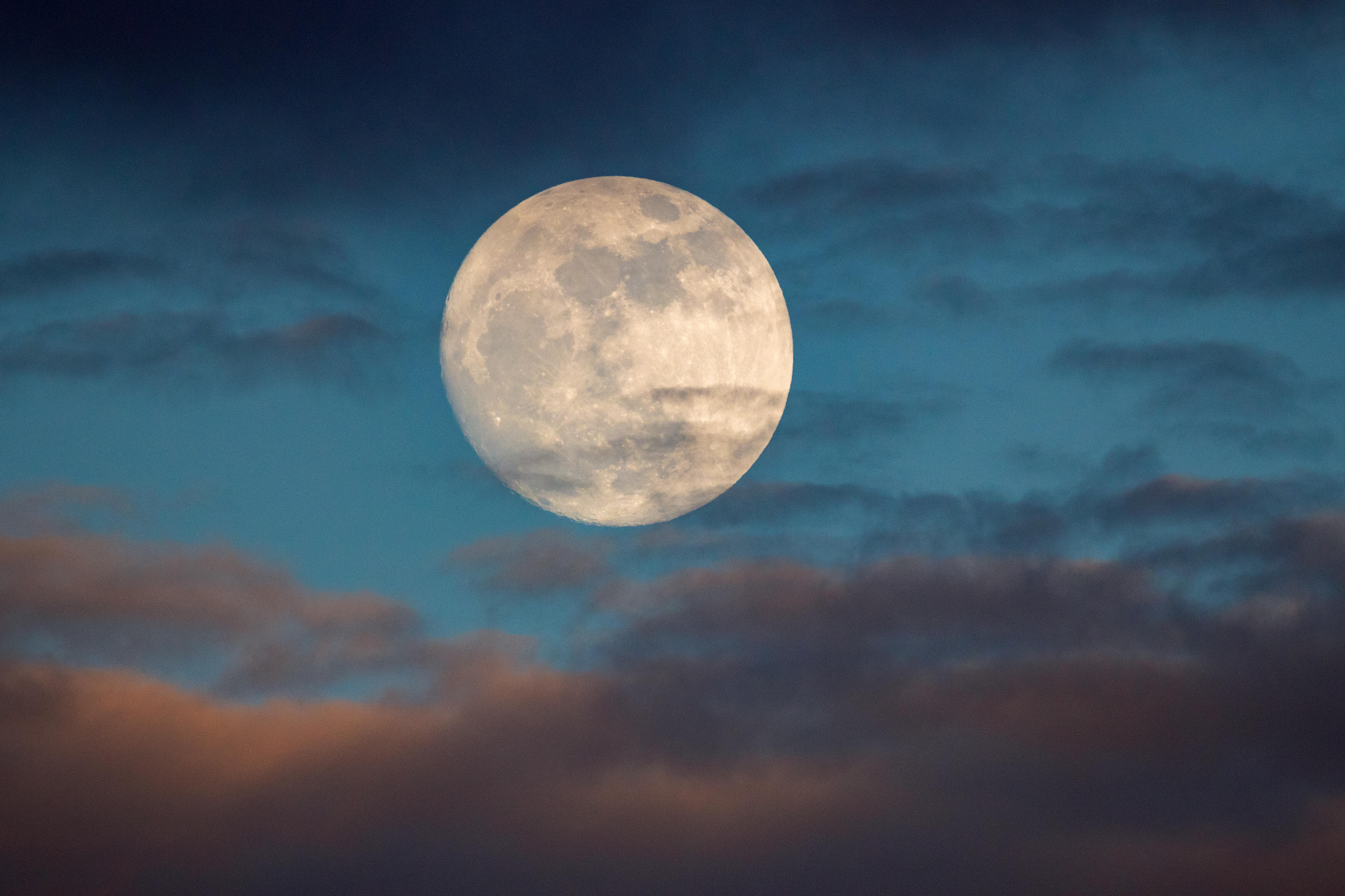 Moon in the day. Луна. Большая Луна. Полнолуние. Луна фото.