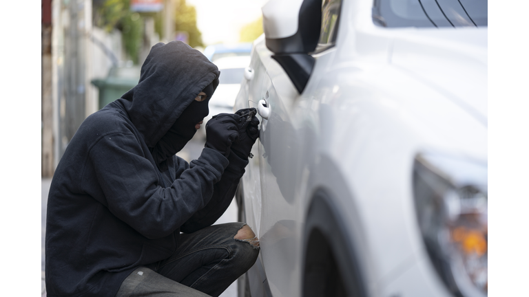 Car theft : Outlaws attacked stealing white cars using skeleton. key is a tamper tool. Car 2017