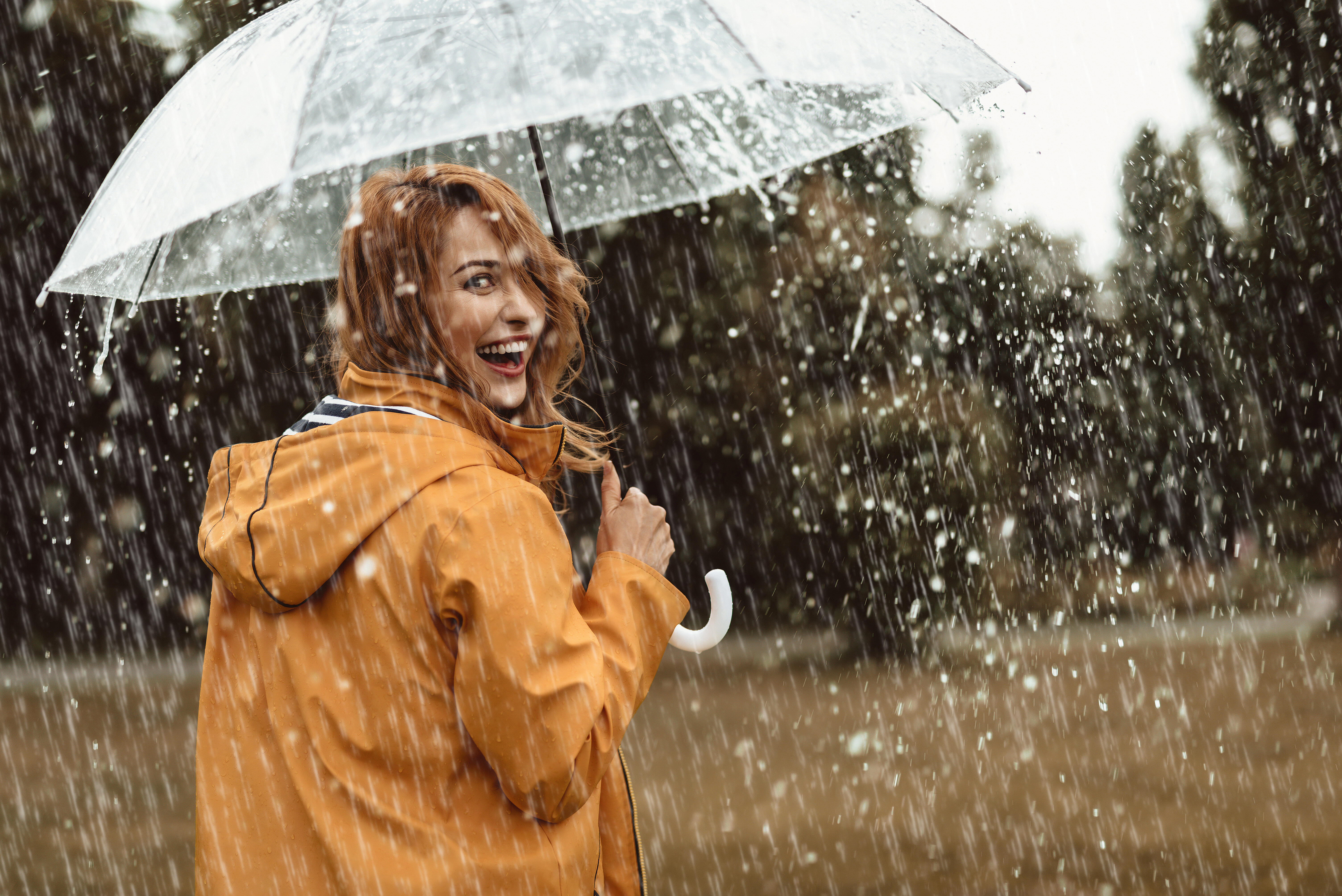 It is raining i am wearing. Женщина под дождем. Дождь радость. Фотосессия в дождь. Человек под дождем.
