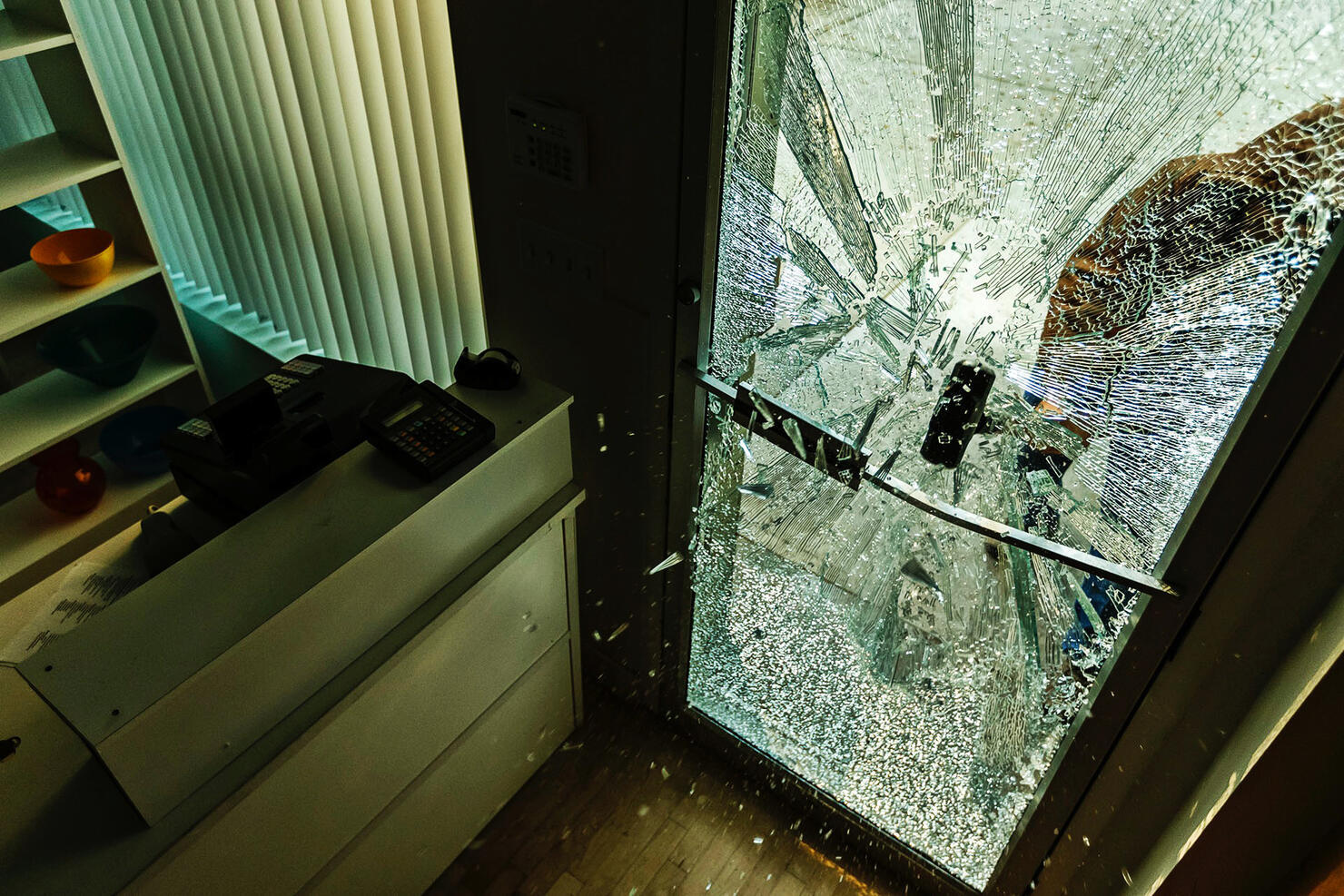 Robber using a sledgehammer,