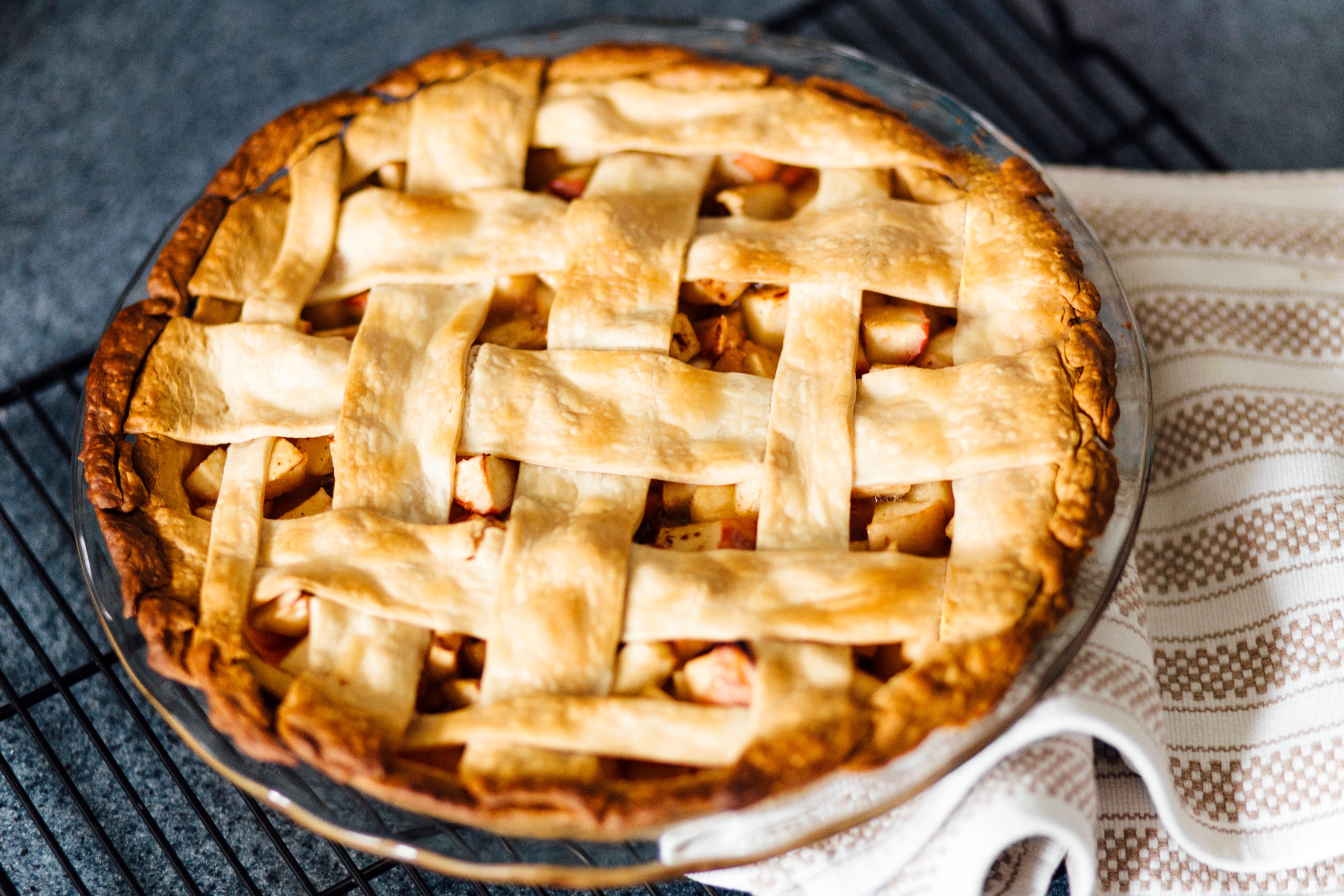 Apple pie москва. Пирог решетка с яблоками. Готовим из остатков еды. Apple pie picture. Apple pie with Cherry.