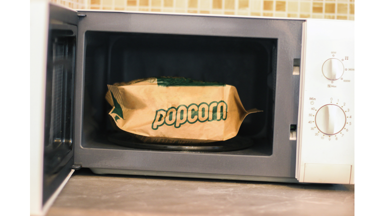 Preparing microwave popcorn