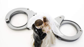 Sheriff se ofrece a arrestar a su ex con el "Especial del día del Amor"