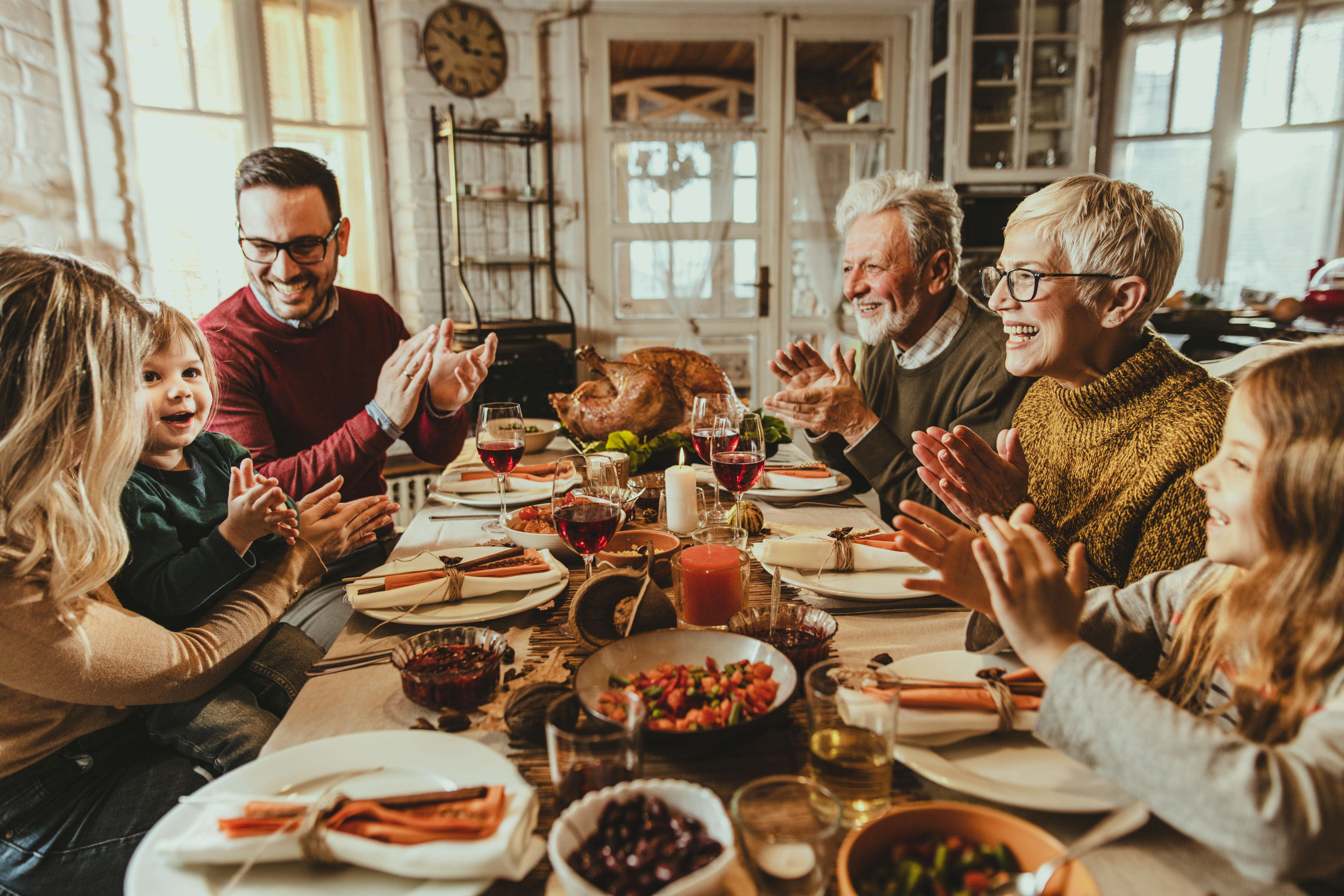 Talk about family food traditions using. Семейный ужин. Семья за столом. Ужин в семейном кругу. День Благодарения семья.